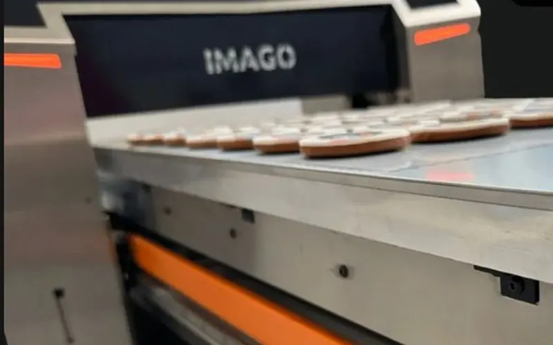 IMAGO Amber printer with freshly printed cookies on the print bed
